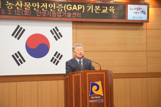 NSP통신-12일 안성시농업기술센터 비봉관에서 열린 상반기 농산물우수관리(GAP) 기본교육에서 우석제 안성시장이 인사말을 하고 있다. (안성시)