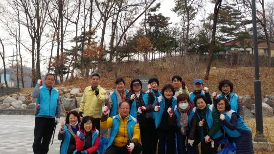 NSP통신-소하2동 행정복지센터와 자율방재단이 해빙기 대비 관내 안전점검을 실시하고 있다. (광명시)