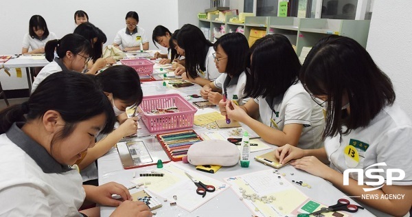 NSP통신-대구대 중앙박물관 관람 학생들이 전통 문양 만들기 체험을 하고 있다. (대구대학교)