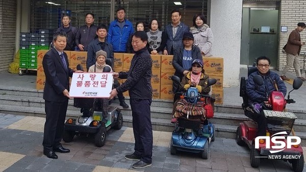 NSP통신-자유한국당 대구시당이 지난 12일 장애인단체에 라면 30박스를 전달하고 애로사항을 청취했다.