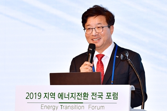 NSP통신-13일 노보텔 앰배서더 수원에서 열린 2019 지역에너지전환 전국포럼 중 염태영 수원시장이 개회사를 전하고 있다. (수원시)