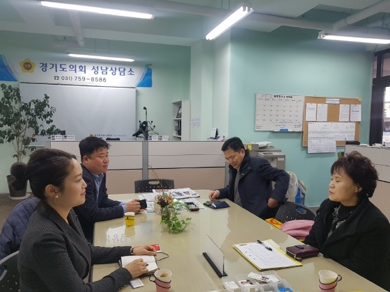 NSP통신-13일 성남상담소에서 이나영, 임재철 도의원과 최용희 한국사회교육복지회 대표가 취약계층 아동·청소년들의 복지 방안에 대해 논의하고 있다. (경기도의회)