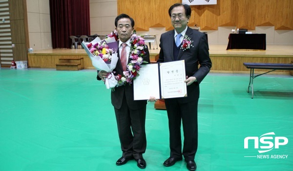 NSP통신-청도군 조합장선거 중 최대 격전지 산동농협에서 4대1의 경쟁에서 당선된 최희군이 청도군선거관리위원장 김경태 대구지방법원 부장판사와 당선기념 촬영을 하고 있다. (김도성 기자)