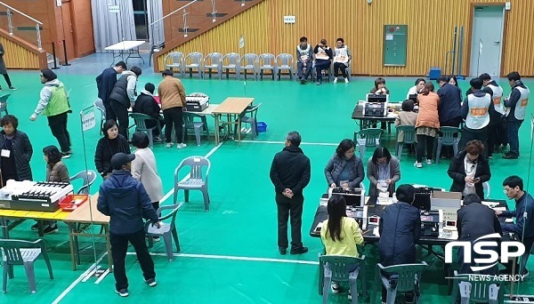 NSP통신-지난 13일 오후 청도군민실내체육관에서 농축산림 조합장선거 개표를 하고 있는 청도군선거관리위원회. (김도성 기자)