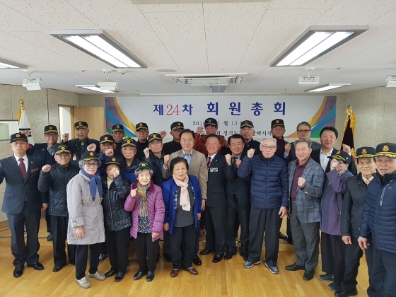 NSP통신-13일 평택시 보훈회관 대회의실에서 무공수훈자회 평택시지회 회원들과 정장선 시장(가운데줄 왼쪽부터 여섯번째)이 간담회를 갖고 기념촬영을 하고 있다. (평택시)