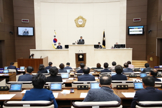 NSP통신-14일 용인시의회 본회의장에서 이건한 용인시의장이 제232회 임시회를 개회하고 제1차 본회의를 진행하고 있다. (용인시의회)