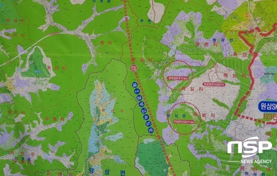 NSP통신-원삼면 인근 한 부동산중개업소 벽에 붙힌 지도. (김병관 기자)