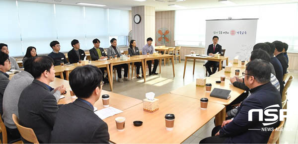 NSP통신-경북교육청 3세 이하 자녀를 둔 직원들과 유연근무제 재택근무제에 대한 의견을 주고 받고 있는 임종식 교육감 (경북교육청)