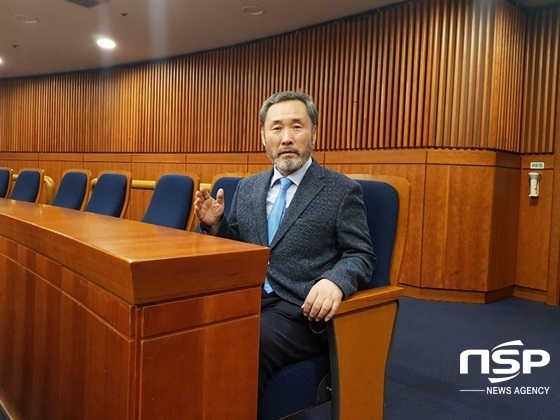 NSP통신-고철용 비리척결본부장이 국회 헌정기념관에서 대한민국공공정책대상과 대한민국사회공헌대상이 수여한 2019 대한민국 사회공헌대상 수상 후 NSP통신의 인터뷰에 응하고 있다. (강은태 기자)