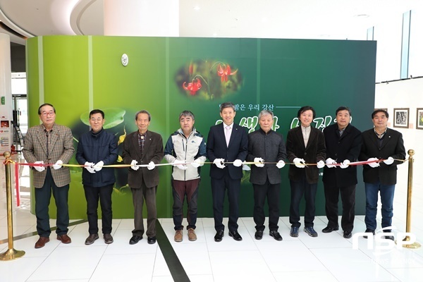 NSP통신-한국수력원자력이 한국숲환경연구소와 공동으로 야생화 사진전 개막식을 하고 있다. (한수원)