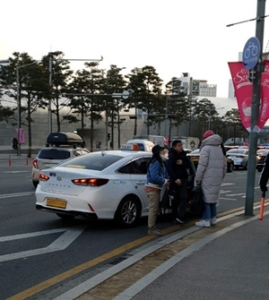 NSP통신-서울시가 외국인 관광객을 대상으로 불법영업하고 있는 택시를 단속하고 있다 (서울시)