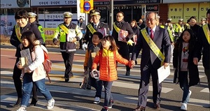 [NSP PHOTO]청도경찰서 녹색어머니회와 함께 등굣길 교통안전 캠페인 실시