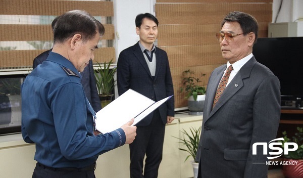 -대구중부경찰서장이 지난 15일 대보사우나 화재사건 의인 이재만 씨에게 표창을 수여하고 있다. (김도성 기자)