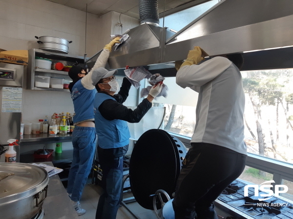 NSP통신-포항제철 임직원들이 지역 급식소와 아동센터를 방문해 봄맞이 대청소를 하고 있다. (포항제철소)