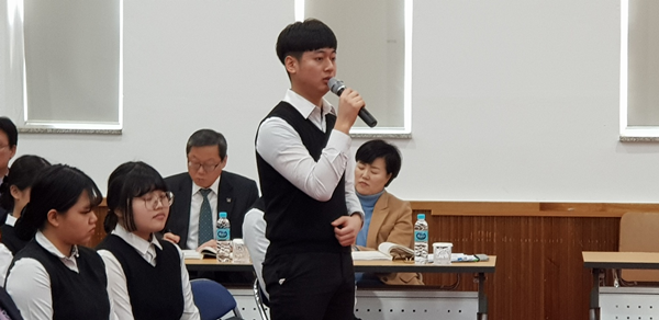 NSP통신-경주시 우리가 바라는 경주에서 학생이 건의사항을 발표하고 있다. (경주시)