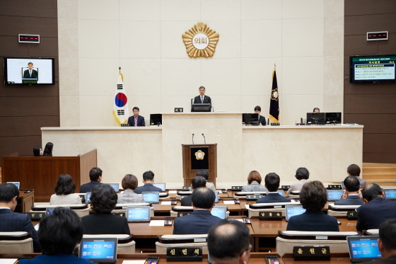 NSP통신-18일 용인시의회 본회의장에서 이건한 용인시의장이 제2차 본회의를 열고 제232회 임시회 폐회를 진행하고 있다. (용인시의회)