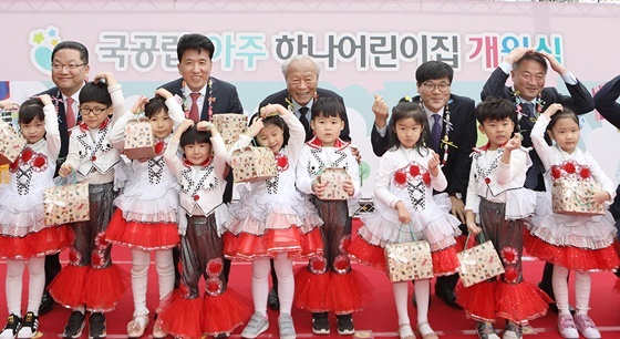 NSP통신-개원식에서 박승 하나금융지주사회공헌위원장(왼쪽에서 세번째), 함영주 KEB하나은행장(왼쪽에서 두번째), 변광용 거제시장(왼쪽에서 네번째)이 어린이들과 기념촬영을 하고 있다. (하나금융지주)