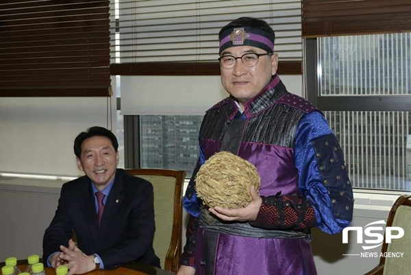 NSP통신-지난 18일 서울 교보빌딩에서 주낙영 경주시장과 김석기 국회의원이 축국의 역사성을 강조하기 위해 신라복과 전통 축국 공을 선보이며 기념촬영을 하고 있다. (경주시)