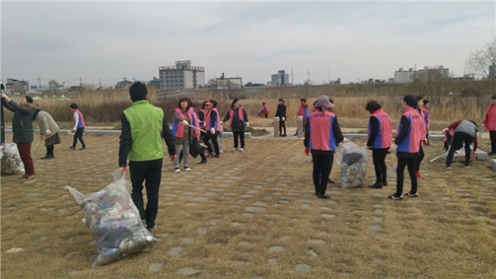 NSP통신-▲논산시가 지난 18일 논산천 둔치일원에서 환경정화 봉사활동을 펼쳤다. (논산시)