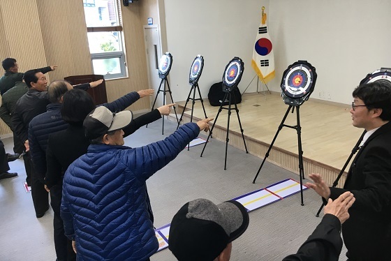 NSP통신-▲예산군이 19일 관내 경로당에 한궁을 보급하기로 하고 사용 설명회를 가졌다. (예산군)