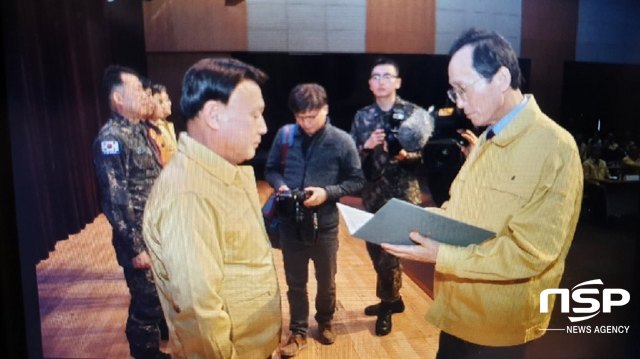 NSP통신-강임준 군산시장(왼쪽)이 19일 송하진 전북도지사로부터 지역통합방위 유공 최우수 기관상을 수여받고 있다.