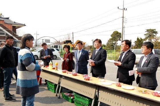 NSP통신-19일 경기도 친환경 학교급식 부정계약 등 행정사무조사 특별위원회는 친환경급식 생산·유통과정 조사를 위해 이천 출하회와 광주 친환경농산물유통센터를 방문해 현장 시찰을 진행하고 있다. (경기도의회)