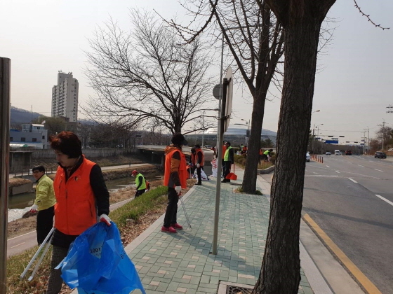 NSP통신-19일 광명6동 관계자들이 새봄맞이 국토대청소를 실시하고 있다. (광명시)