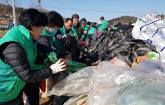 NSP통신-▲서천군이 최대 5000만원까지 농촌폐비닐 수거보상금을 지급한다. (서천군)
