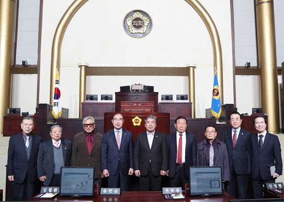 NSP통신-20일 송한준 경기도의장(중앙)이 경기도의회를 방문한 이종한 대한노인회 경기도연합회장을 비롯해 10명의 회원을 접견하는 가운데 기념촬영을 하고 있다. (경기도의회)