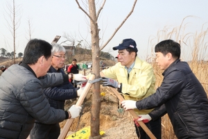 [NSP PHOTO]평택시, 주민들과 함께하는 나무심기 행사 개최