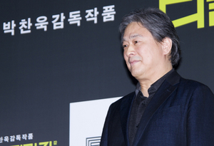 [NSP PHOTO]박찬욱 감독 리틀 드러머 걸 첩보스릴러로맨스 매력 희석되지 않게감독판 디테일이 다르다