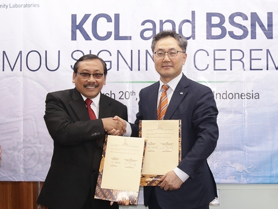 NSP통신-윤갑석 KCL 원장(오른쪽)과 Bambang Prasetya BSN 원장(왼쪽)이 20일 인도네시아 자카르타에서 업무협약을 체결 후 기념촬영을 하고 있다. (KCL)
