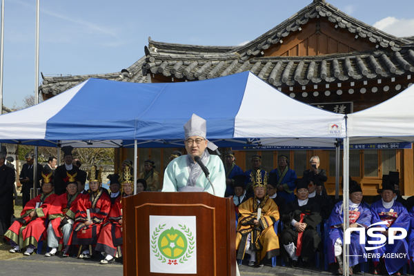 NSP통신-주낙영 경주시장이 21일 오릉 내 숭던전 향사에서 인사말을 하고 있다. (경주시)