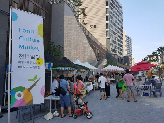 NSP통신-용인시 처인구 남사 한숲시티 5단지 상가 앞에서 용인 청년농부를 주축으로 전국 청년농부 등 30팀이 참가해 직접 재배한 농산물을 판매하는 직거래장터 청년얼장 운영 모습. (용인시)