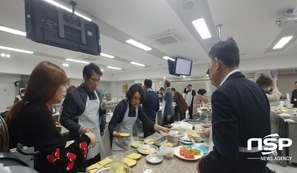 NSP통신-지난 19일 대구과학대학교 식품영양조리학부에서 운영한 경북도 공무원 건강한 삶과 직장생활과정 요리실습 교육에서 공무원들이 직접 음식요리를 하고 있다. (대구과학대학교)