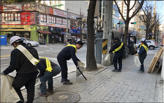 NSP통신-성남 중원구 광명로 일대 8곳 건축 공사 관계자들이 날림먼지 감축 방안을 자체 시행해 주변환경 정리를 하고 있다. (성남시)