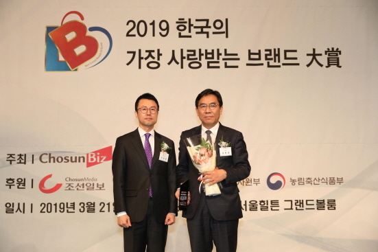 NSP통신-일동후디스 심원용 상무(오른쪽)가 2019 한국의 가장 사랑받는 브랜드 대상을 수상한 후 사진 촬영을 하고 있다 (일동후디스 제공)