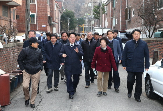 NSP통신-21일 장덕천 부천시장이 간부공무원, 주민들과 함께 은행단지를 점검하고 있다. (부천시)