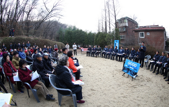 NSP통신-21일 장덕천 부천시장이 은행단지 주민들과 대화의 시간을 갖고 있다. (부천시)