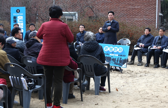 NSP통신-21일 장덕천 부천시장이 은행단지 주민들의 이야기를 듣고 있다. (부천시)