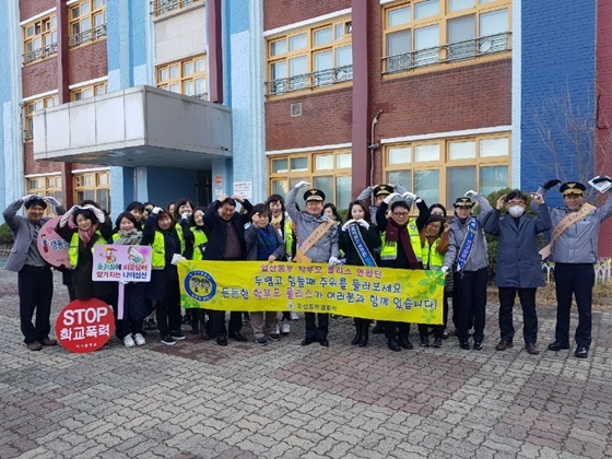 NSP통신-백석중학교에서 진행된 신학기 학교폭력예방 캠페인 기념사진 (일산동부경찰서)