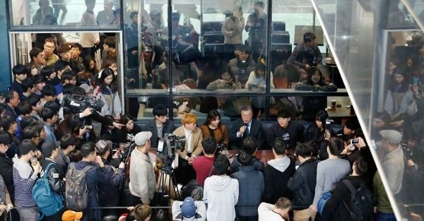 NSP통신-문대통령이 22일 대구엑스코 물의날 행사에 참석해 대구시민들과 담소를 가지고 있다. (김도성 기자)