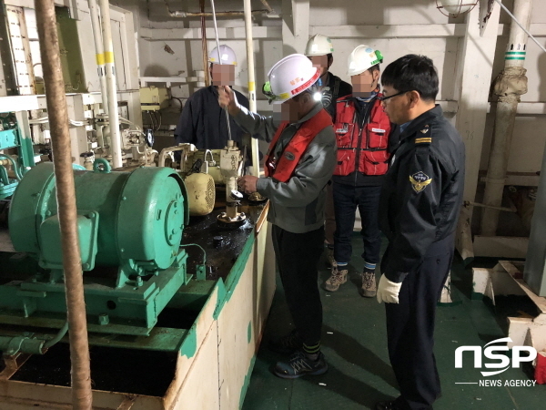 NSP통신-포항해경 관계자가 선박 대기오염물질을 점검하고 있다. (포항해양경찰서)