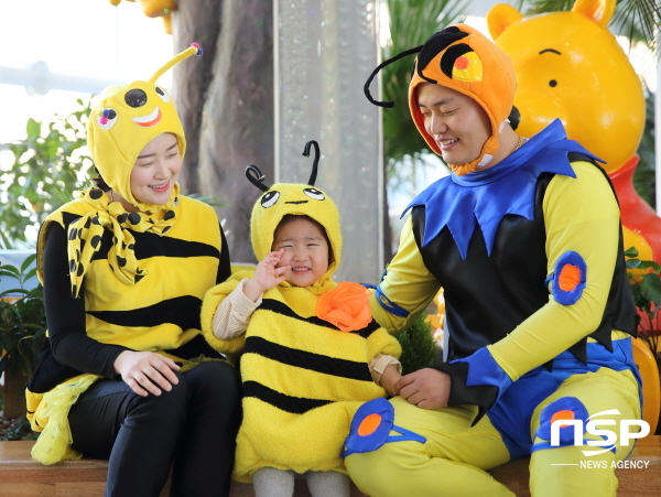 NSP통신-가족 꿀벌의상 체험에 선정된 김진환·김민서(석적읍.34세) 가족이 꿀벌 캐릭터 의상을 입고 기념촬영을 하고 있다. (칠곡군)