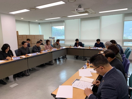 -25일 광주시청에서 조광주 경기도의원이 허만열 광주생활가구협동조합 이사장을 비롯한 기업인들과 함께 가구산업 활성화를 위한 간담회를 진행하고 있다. (경기도의회)