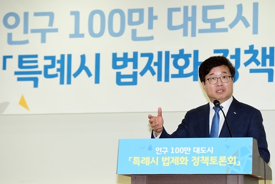 NSP통신-26일 염태영 수원시장이 국회의원회관 제2소회의실에서 열린 인구 100만 대도시 특례시 법제화 정책토론회에 참석해 환영사를 전하고 있다. (수원시)