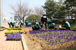 [NSP PHOTO]평택 세교동 새마을회, 봄꽃 3500본 식재···환경정비