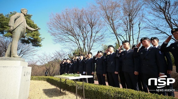 NSP통신-지난 26일 대구가톨릭대 안중근 의사 동상 앞에서 열린 안 의사 순국 109주기 추모식에서 학군단 학생들이 경례하고 있다. (대구가톨릭대)