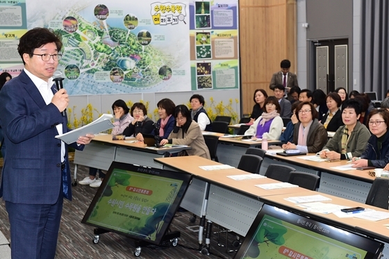 NSP통신-26일 염태영 수원시장이 시청 중회의실에서 수원시민, 수목원을 만들다 주제로 열린 제8회 참시민 토론회를 주재하고 있다. (수원시)