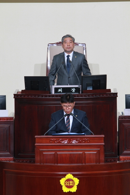 NSP통신-27일 제334회 임시회 제2차 본회의에서 김경호 도의원이 경기도 낙후지역에 대한 지원확대를 촉구하고 있다. (경기도의회)